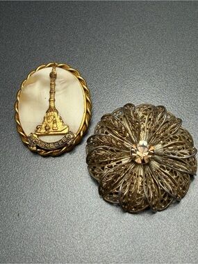 💕2/$20 Vintage Filigree  and Bruxelles Cameo Scarf clips.